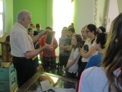 Dzieci i młodzież zwiedzają wystawę.