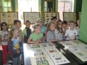 Dzieci i młodzież zwiedzają wystawę.